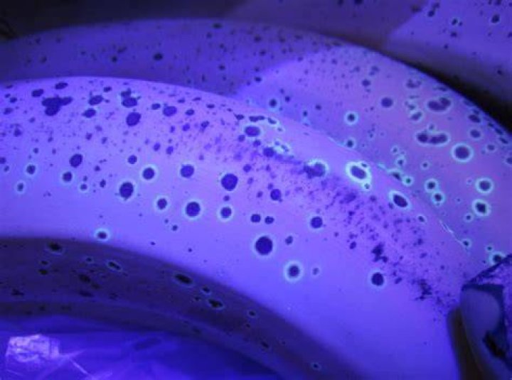 Does blood glow under UV light?